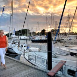 Spaziergang als Pärchen am Yachthafen Grömitz beim sommerlichen Sonnenuntergang